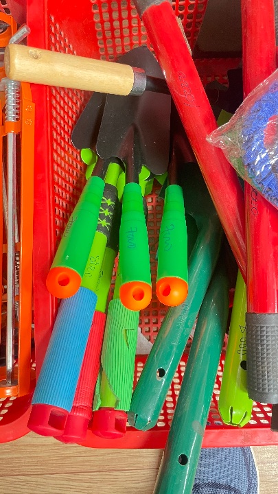 Gardening shovel